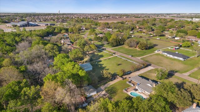 801 Little Creek Trail, Oak Leaf, TX 75154