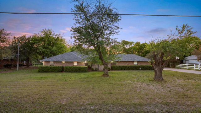 801 Little Creek Trail, Oak Leaf, TX 75154