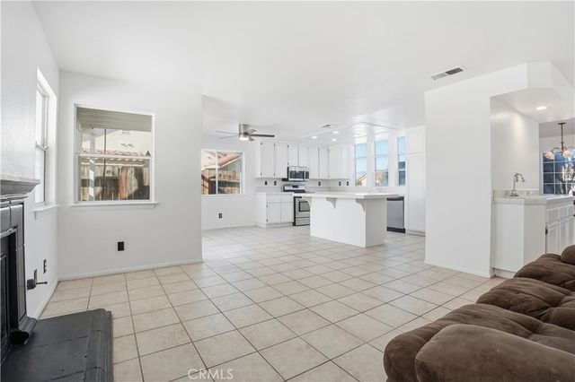 20592 Mockingbird Avenue, Apple Valley, CA 92308