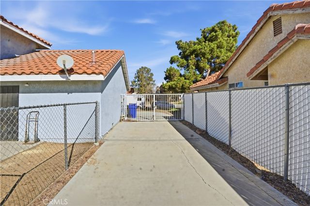 20592 Mockingbird Avenue, Apple Valley, CA 92308