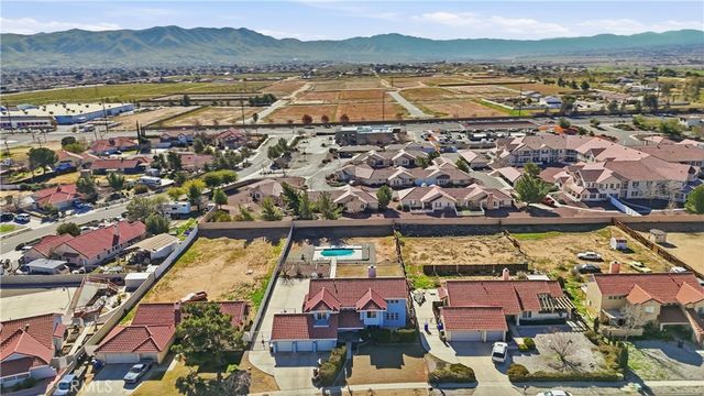 20592 Mockingbird Avenue, Apple Valley, CA 92308