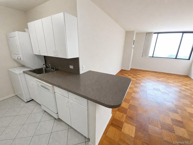 27010 Grand Central Parkway 7C, Floral Park, NY 11005