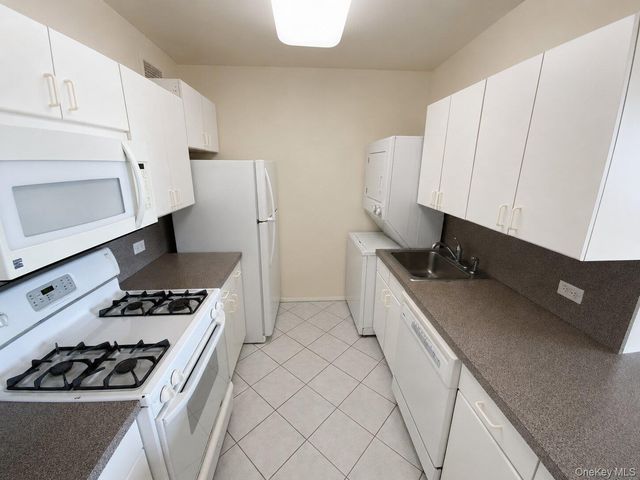 27010 Grand Central Parkway 7C, Floral Park, NY 11005