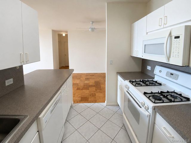 27010 Grand Central Parkway 7C, Floral Park, NY 11005