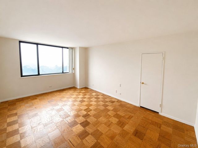 27010 Grand Central Parkway 7C, Floral Park, NY 11005