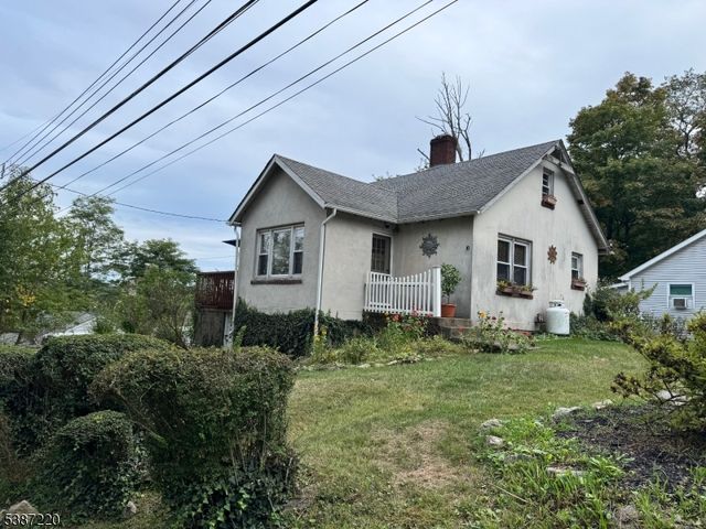 8 Hopatcong St, Hopatcong Boro, NJ 07837