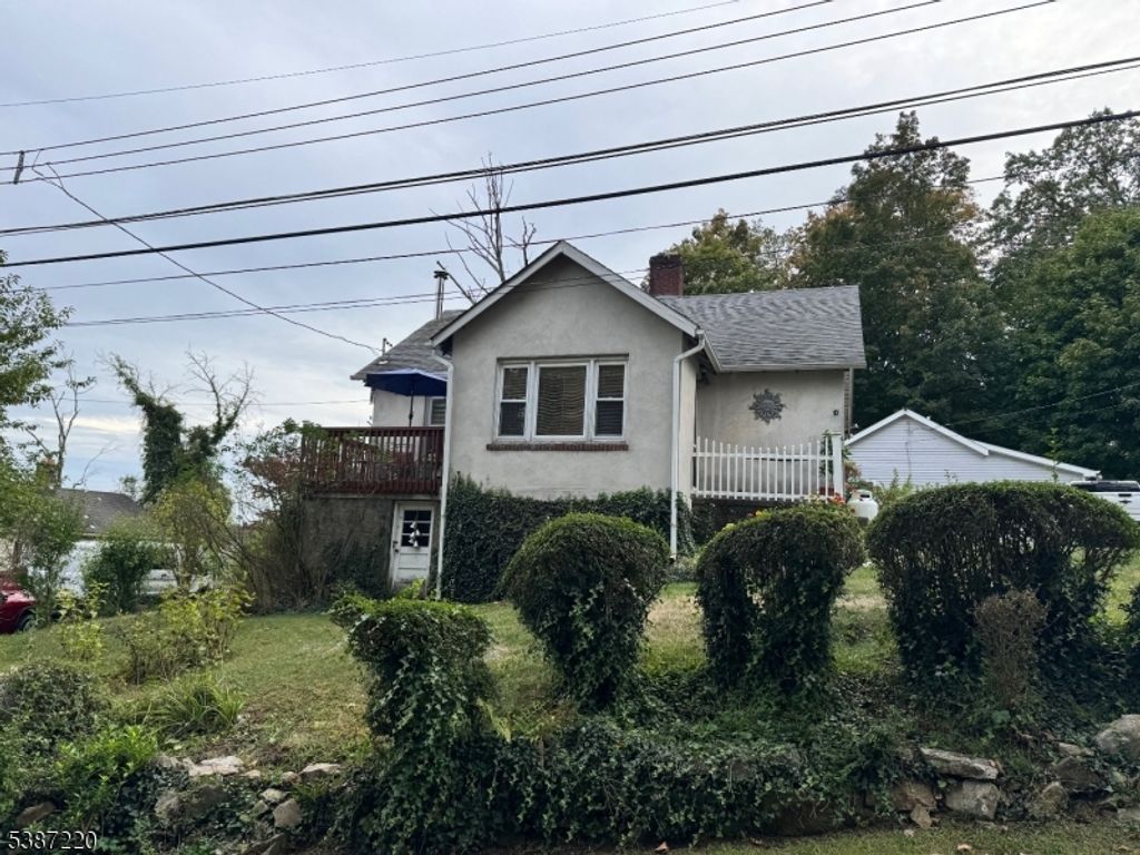 8 Hopatcong St, Hopatcong Boro, NJ 07837