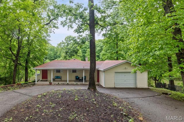 8 Oakdale Lake Drive, Glen Carbon, IL 62034