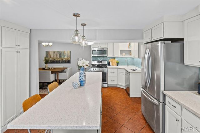 8 Oakdale Lake Drive, Glen Carbon, IL 62034