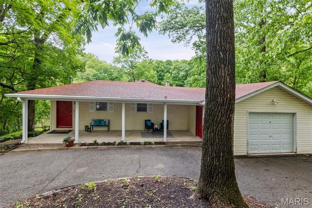 8 Oakdale Lake Drive, Glen Carbon, IL 62034