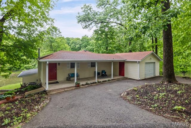 8 Oakdale Lake Drive, Glen Carbon, IL 62034