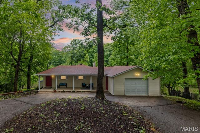8 Oakdale Lake Drive, Glen Carbon, IL 62034
