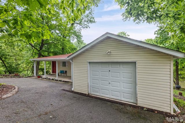 8 Oakdale Lake Drive, Glen Carbon, IL 62034