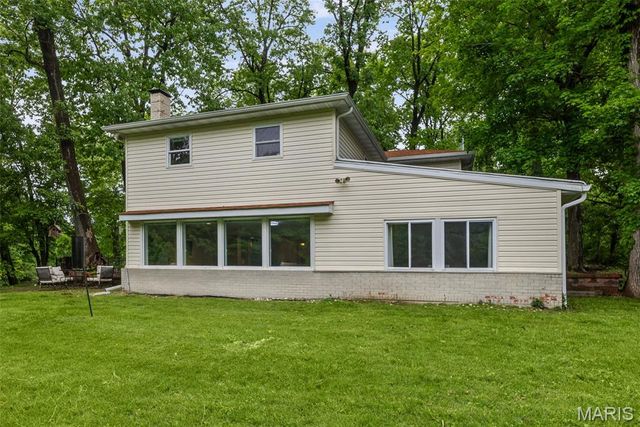 8 Oakdale Lake Drive, Glen Carbon, IL 62034