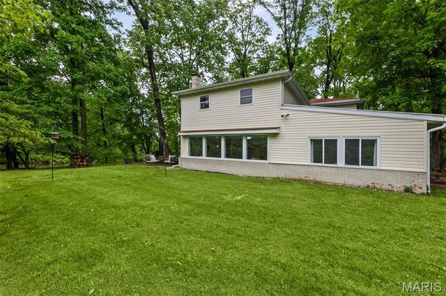 8 Oakdale Lake Drive, Glen Carbon, IL 62034