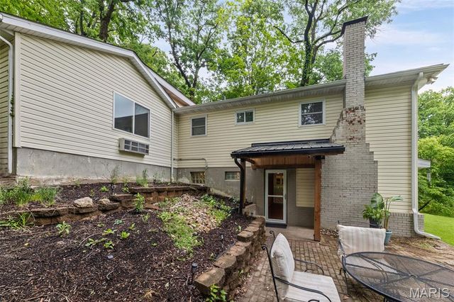 8 Oakdale Lake Drive, Glen Carbon, IL 62034