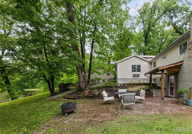 8 Oakdale Lake Drive, Glen Carbon, IL 62034