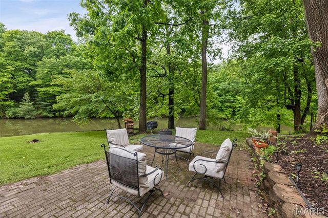 8 Oakdale Lake Drive, Glen Carbon, IL 62034