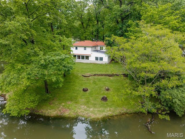 8 Oakdale Lake Drive, Glen Carbon, IL 62034
