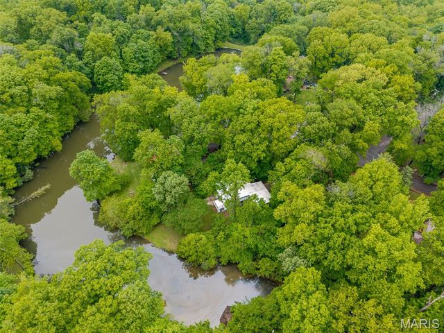 8 Oakdale Lake Drive, Glen Carbon, IL 62034