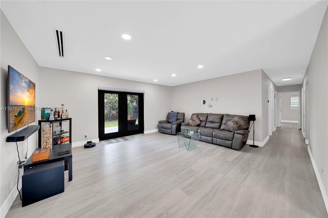 8801 SW 21st St, Miami, FL 33165