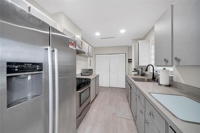 8801 SW 21st St, Miami, FL 33165