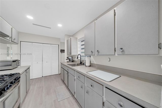 8801 SW 21st St, Miami, FL 33165