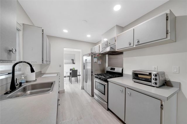 8801 SW 21st St, Miami, FL 33165