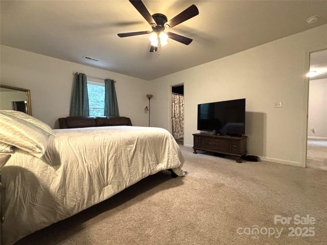 1916 Country Way, Hickory, NC 28601