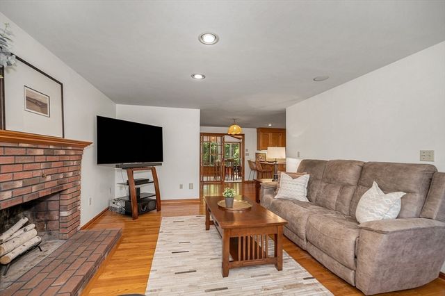 37 Apache Way, Wilmington, MA 01887