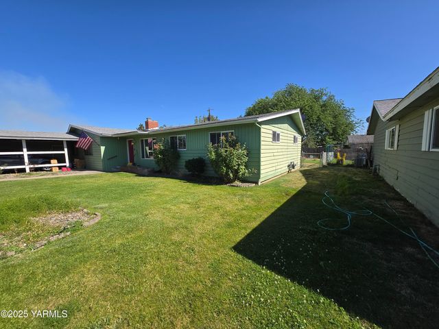 W 3204 Viola Ave, Yakima, WA 98902