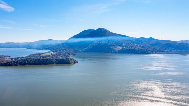 715 Pearl Ct, Glenhaven, CA 95443