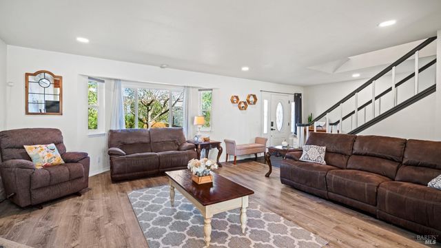 715 Pearl Ct, Glenhaven, CA 95443