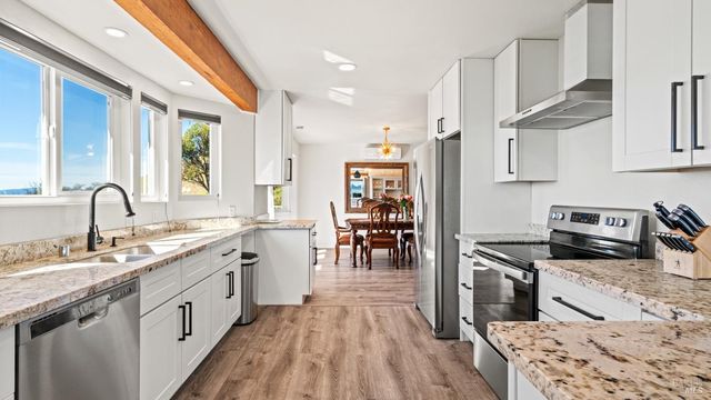 715 Pearl Ct, Glenhaven, CA 95443