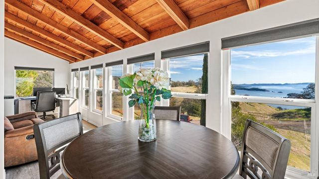 715 Pearl Ct, Glenhaven, CA 95443