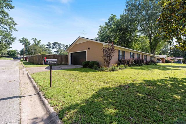 1130 Oakwood St., Carthage, TX 75633
