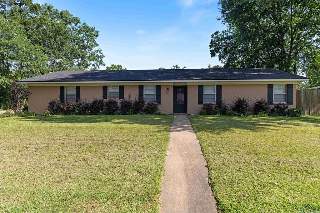 1130 Oakwood St., Carthage, TX 75633