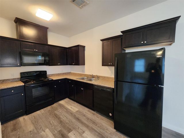 6202 White Oak Drive, Hitchcock, TX 77563