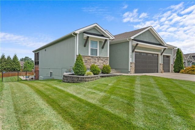 1109 SW Brookside Court, Lee's Summit, MO 64064