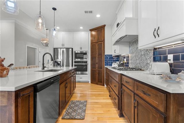 1109 SW Brookside Court, Lee's Summit, MO 64064