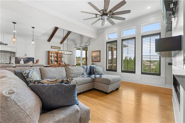 1109 SW Brookside Court, Lee's Summit, MO 64064