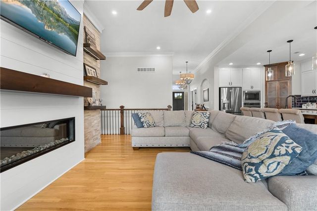1109 SW Brookside Court, Lee's Summit, MO 64064