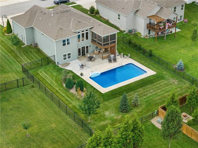 1109 SW Brookside Court, Lee's Summit, MO 64064