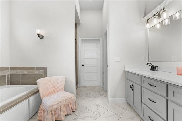 1109 SW Brookside Court, Lee's Summit, MO 64064