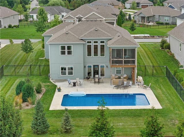 1109 SW Brookside Court, Lee's Summit, MO 64064