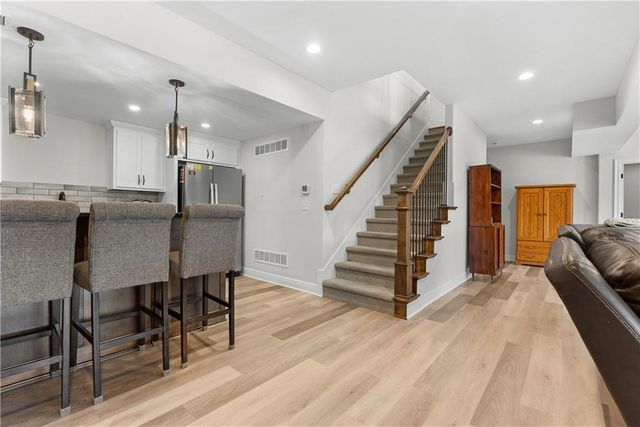 1109 SW Brookside Court, Lee's Summit, MO 64064