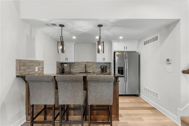 1109 SW Brookside Court, Lee's Summit, MO 64064
