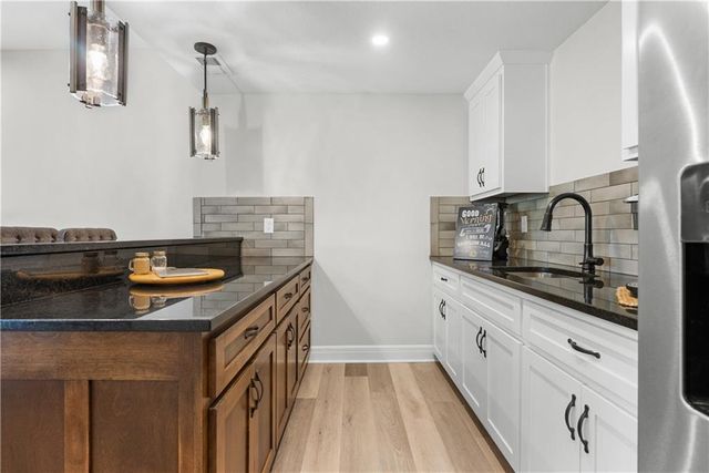 1109 SW Brookside Court, Lee's Summit, MO 64064