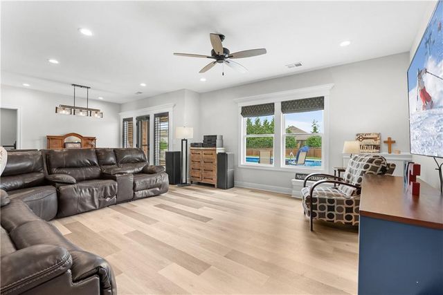 1109 SW Brookside Court, Lee's Summit, MO 64064