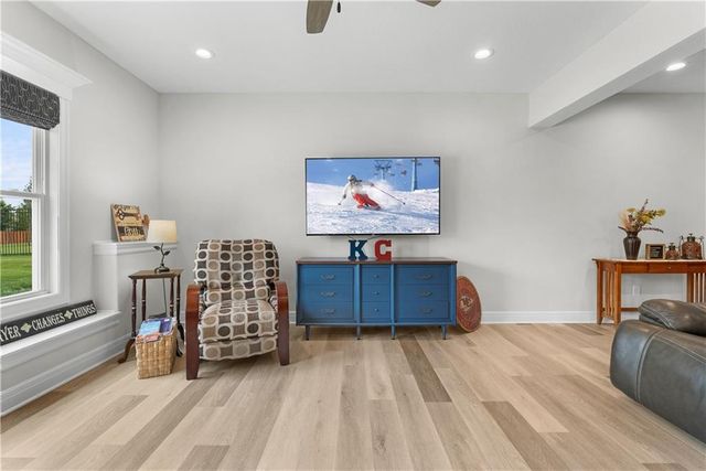 1109 SW Brookside Court, Lee's Summit, MO 64064